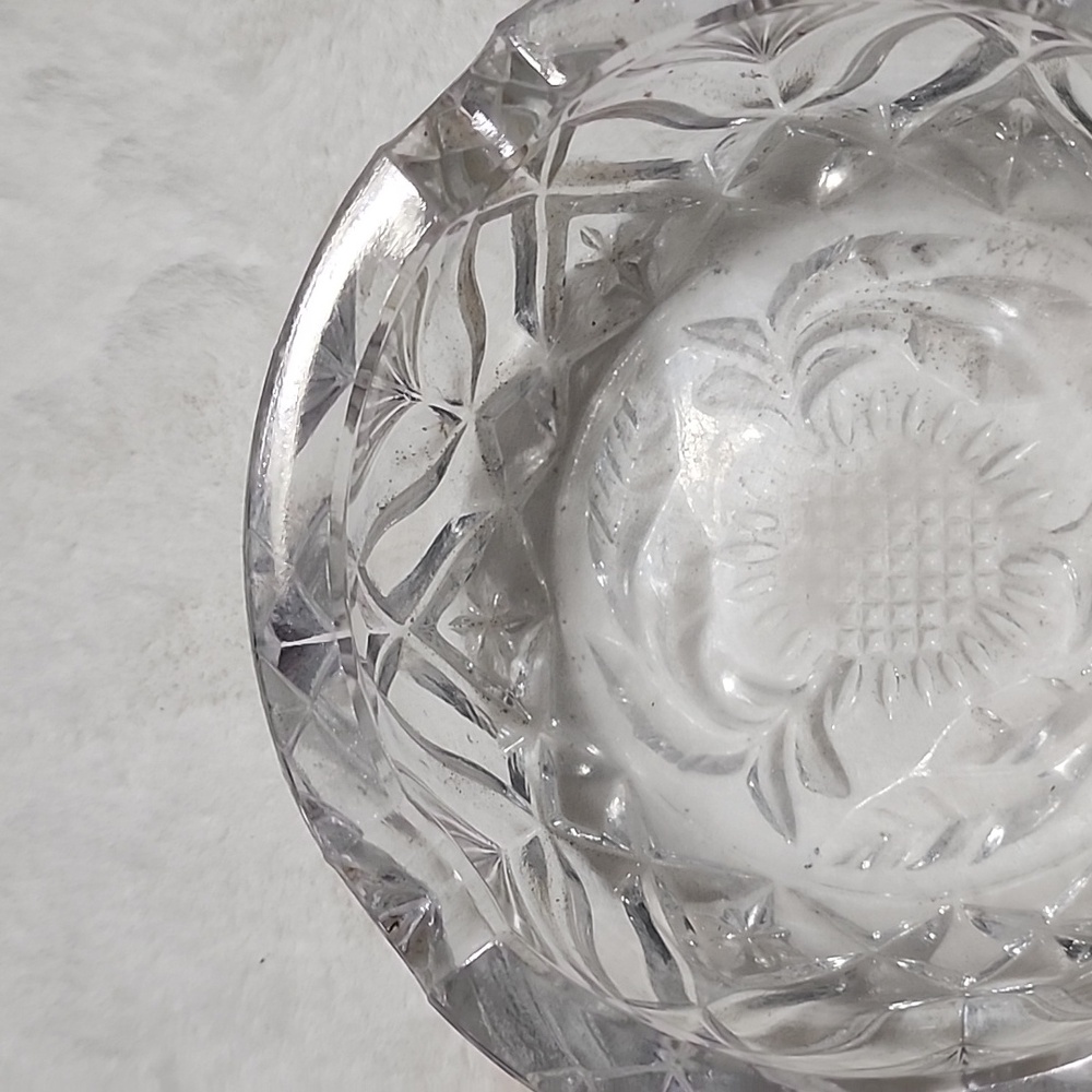 VINTAGE  HEAVYWEIGHT CLEAR CUT GLASS CRYSTAL  ASHTRAY. - Picture 2 of 4